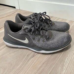 Nike Woman’s Charcoal Grey Knit Athletic Shoes Size 7